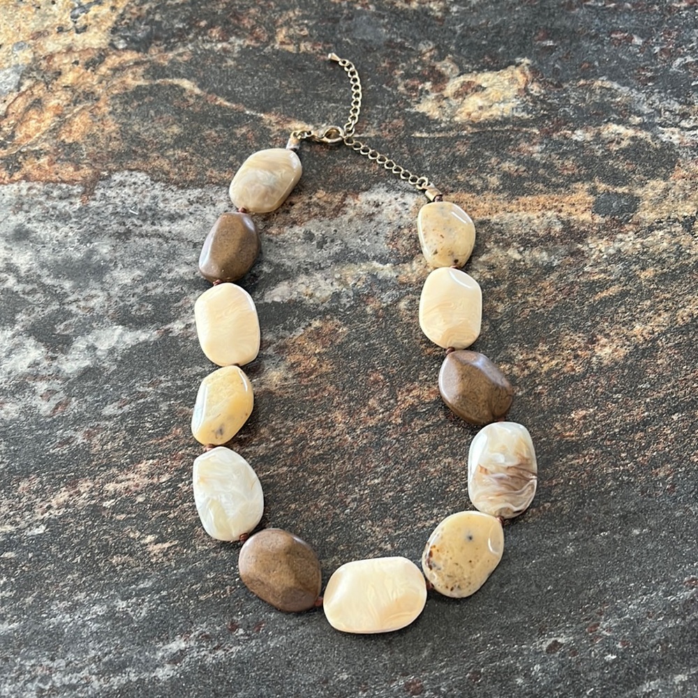 Beige brown necklace